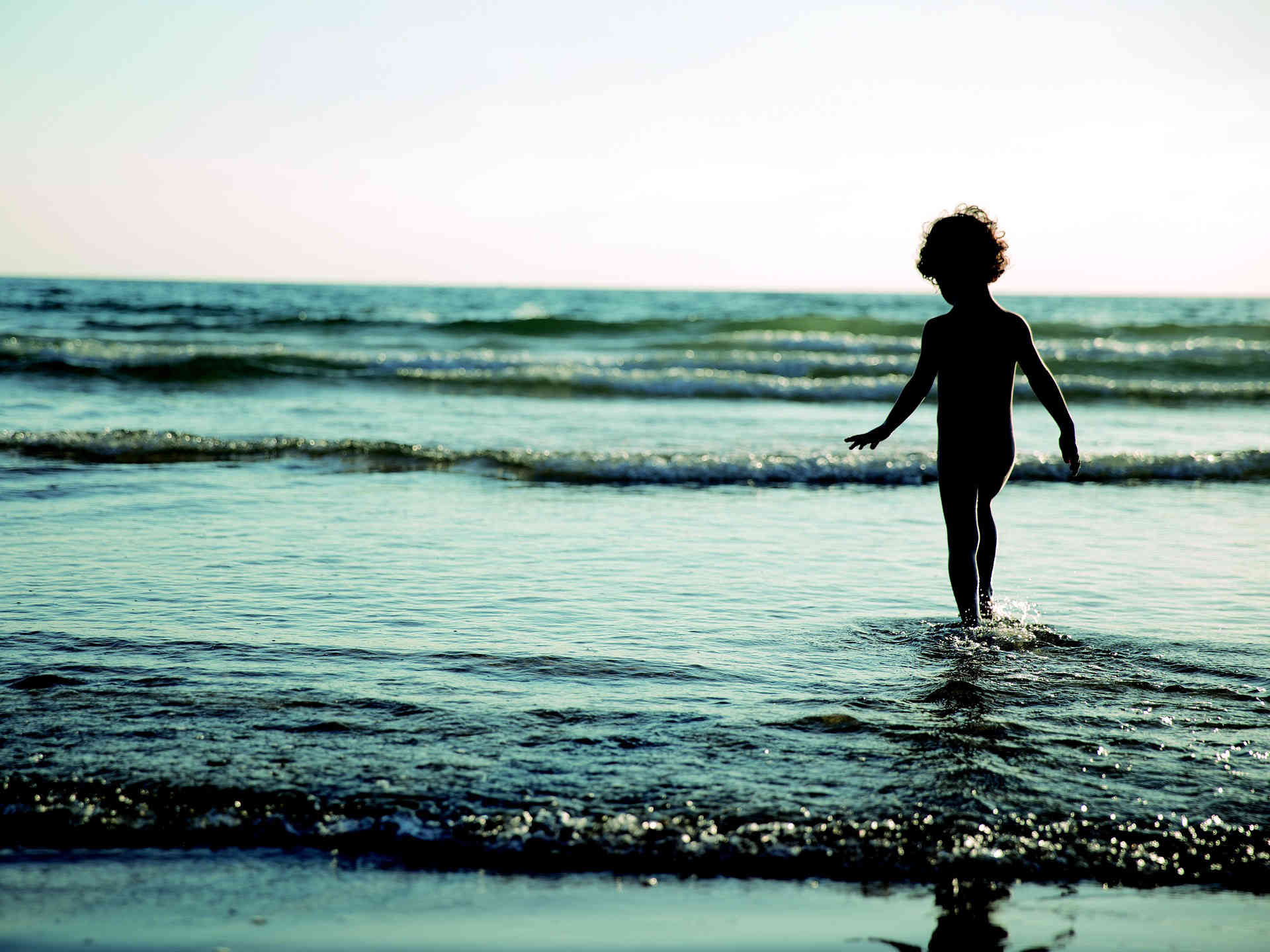 enfant dans la mer